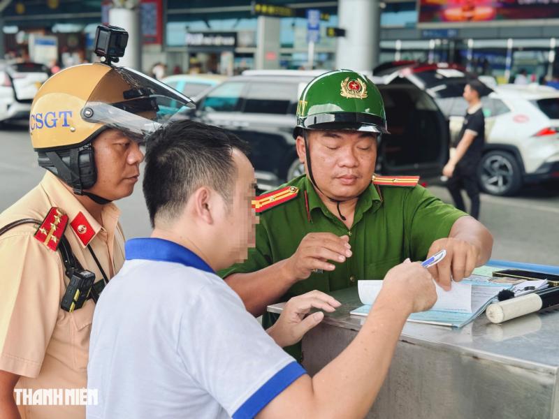 Dừng xe sai ở sân bay Tân Sơn Nhất, nhiều tài xế bị phạt 700.000 đồng - Ảnh 5.