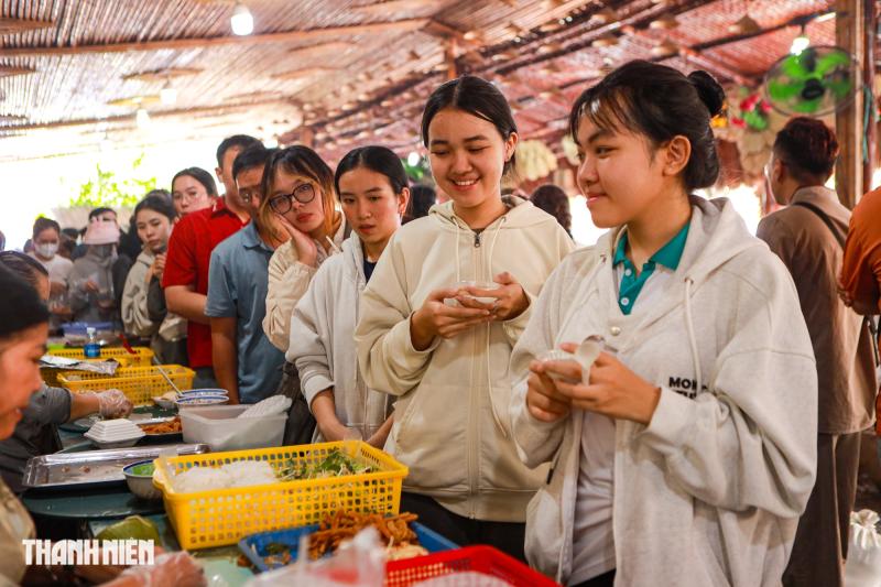 Chen chân nối dài hàng chục mét ăn buffet chay 0 đồng - Ảnh 2.