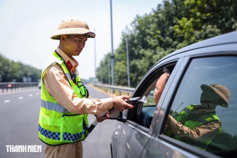 Vì sao nhiều trường hợp vi phạm bị CSGT phạt hơn 100 triệu đồng? - Ảnh 1.