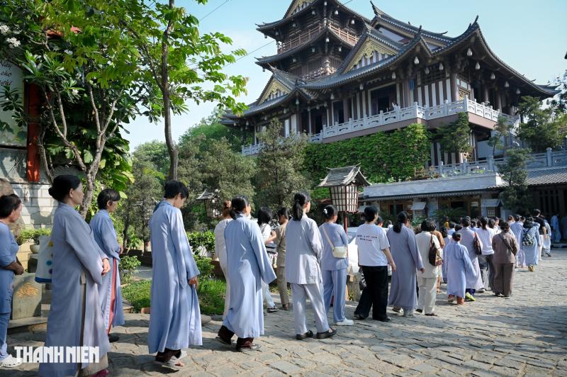 Giỗ tổ Hùng Vương: Người dân TP.HCM đi chùa, học cách 'quay về với chính mình'- Ảnh 6.