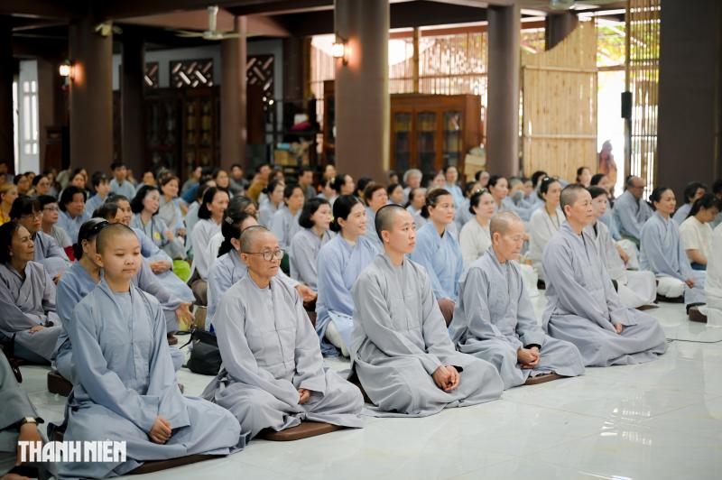 Giỗ tổ Hùng Vương: Người dân TP.HCM đi chùa, học cách 'quay về với chính mình'- Ảnh 9.