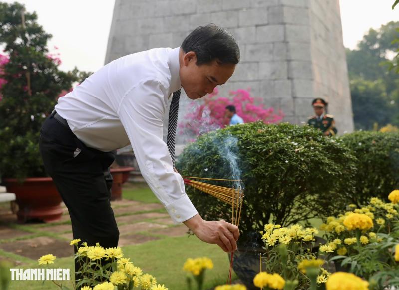 Bí thư Trần Lưu Quang dâng hương tưởng nhớ anh hùng liệt sĩ - Ảnh 6.