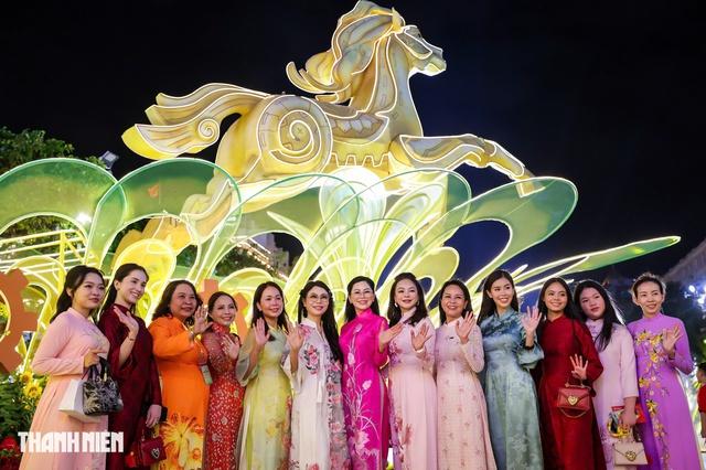 TP.HCM khen thưởng Báo Thanh Niên vì thành tích xuất sắc tại đường hoa Nguyễn Huệ 2026 - Ảnh 2.