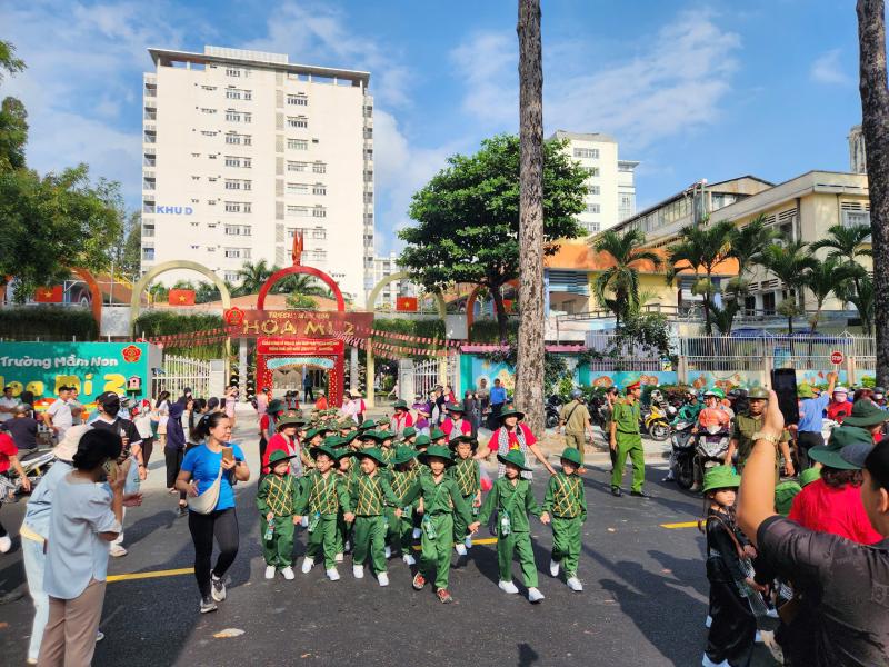 Rực rỡ cờ hoa mừng ngày 30.4, kỷ niệm 51 năm đất nước thống nhất- Ảnh 4.