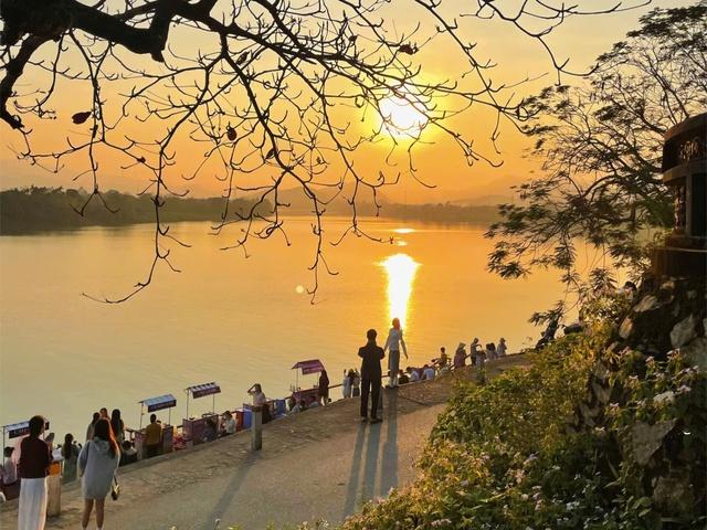 Đến Huế, lên chùa Thiên Mụ, ăn…đậu hũ - Ảnh 2.