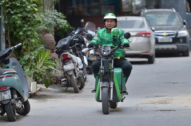 Hết 'gồng' nổi giá xăng, Grab thông báo tăng phụ phí- Ảnh 1.