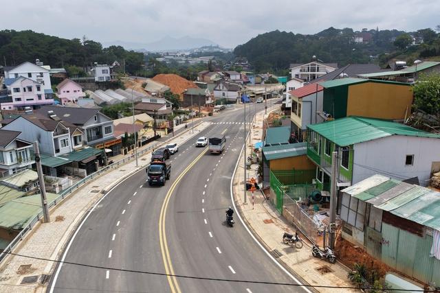 Đường vành đai Đà Lạt thông xe nhưng còn “nút thắt” 2 hộ dân - Ảnh 3.