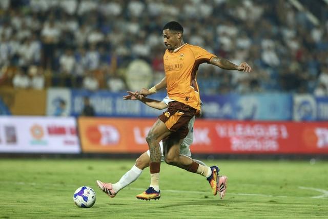 HAGL đang ‘méo mặt’ đua trụ hạng, vẫn tác động mạnh lên cuộc đua vô địch V-League: Tại sao?  - Ảnh 1.