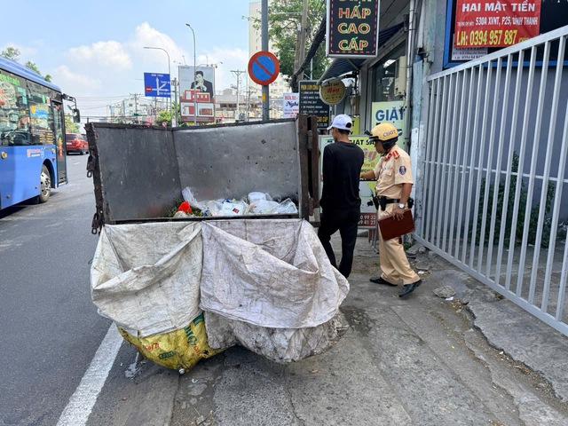 Xe rác tự chế thành 'chướng ngại vật di động' trên đường phố TP.HCM - Ảnh 2.