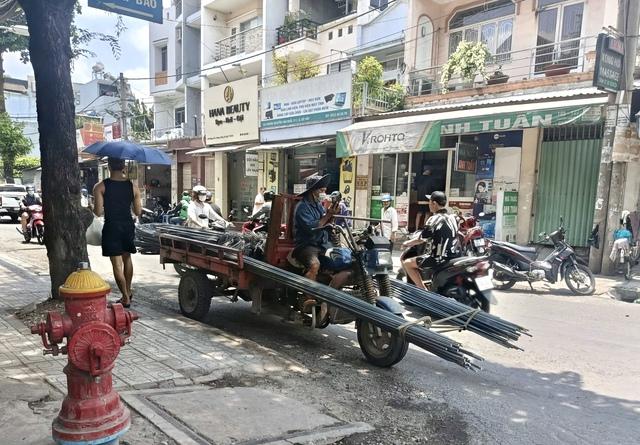 'Máy chém di động' từ xe ba gác chở hàng cồng kềnh khiến người TP.HCM lo sợ- Ảnh 2.