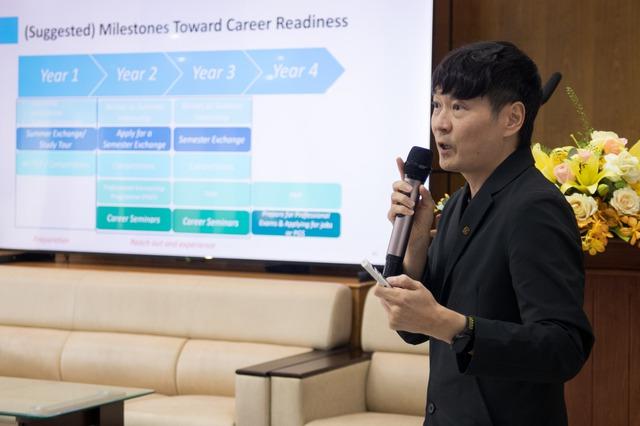 Đưa doanh nghiệp xuống trường phổ thông để hướng nghiệp sớm cho học sinh - Ảnh 3.