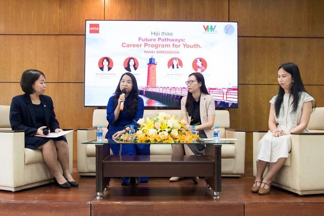 Đưa doanh nghiệp xuống trường phổ thông để hướng nghiệp sớm cho học sinh - Ảnh 1.