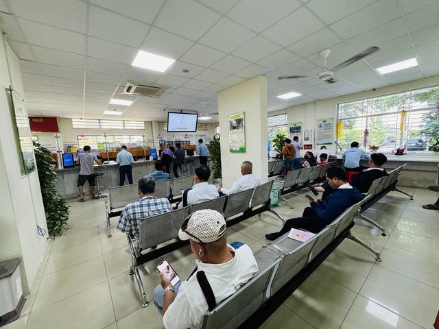 Nóng: Từ ngày 27.4, người dân TP.HCM sẽ không được chứng thực tại 112 phường, xã   - Ảnh 1.
