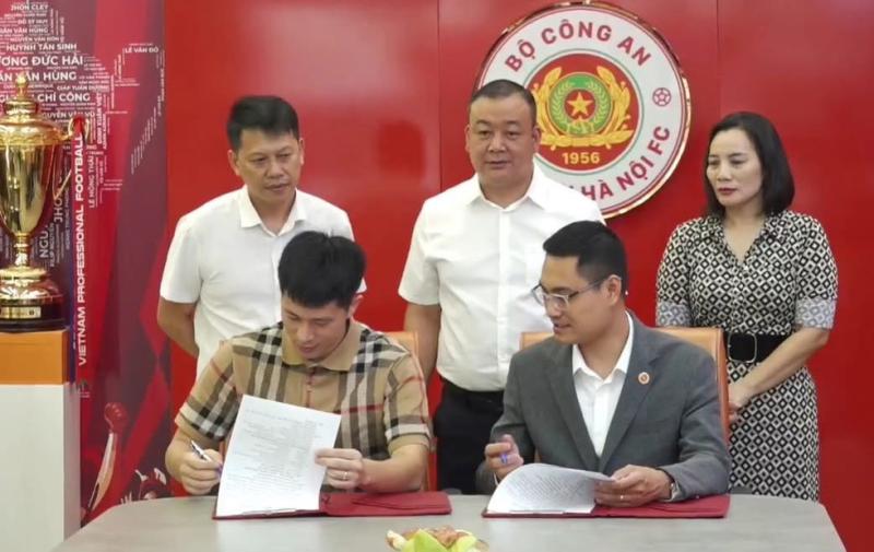 Đoàn Văn Hậu được CLB CAHN tái ký hợp đồng, Doãn Hải My chứng kiến ngày vui của chồng- Ảnh 5.