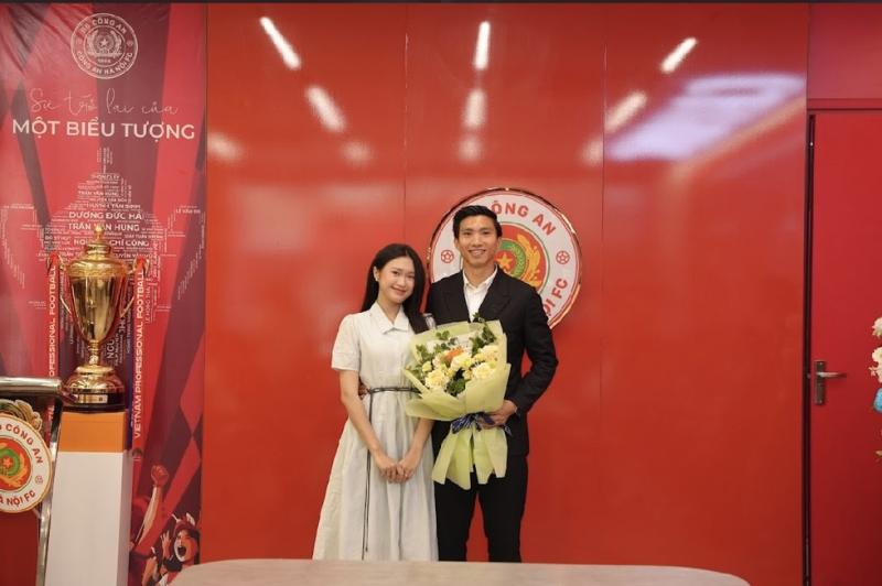 Đoàn Văn Hậu được CLB CAHN tái ký hợp đồng, Doãn Hải My chứng kiến ngày vui của chồng- Ảnh 2.