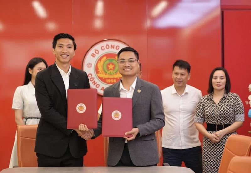 Đoàn Văn Hậu được CLB CAHN tái ký hợp đồng, Doãn Hải My chứng kiến ngày vui của chồng- Ảnh 3.