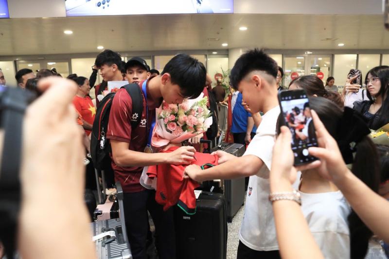 U.17 Việt Nam mang cúp vàng về nước: Không nghỉ ngơi, bắt tay ngay vào chinh phục giải châu Á- Ảnh 8.