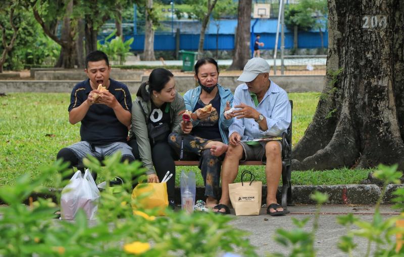 Ngày đầu lễ hội bánh mì ngay trung tâm TP.HCM: Giữa trưa, ùn ùn người đổ về  - Ảnh 2.