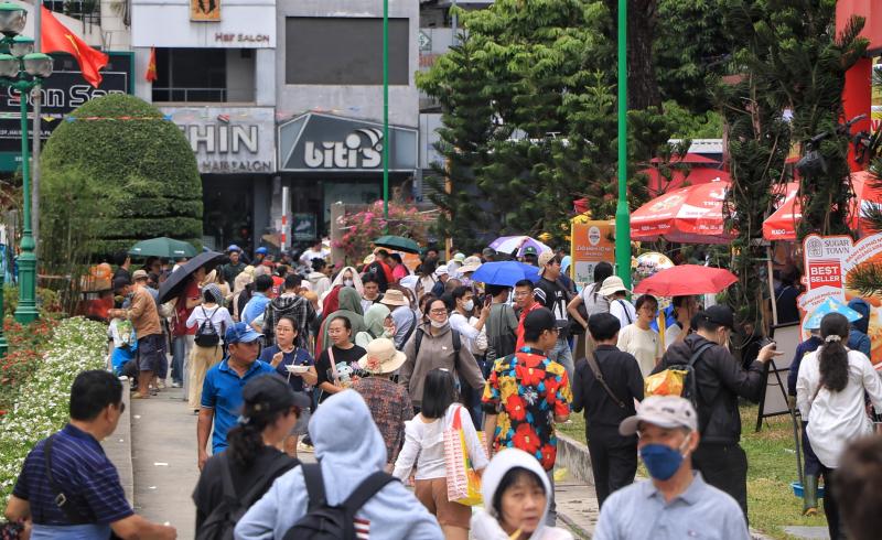Ngày đầu lễ hội bánh mì ngay trung tâm TP.HCM: Giữa trưa, ùn ùn người đổ về  - Ảnh 1.