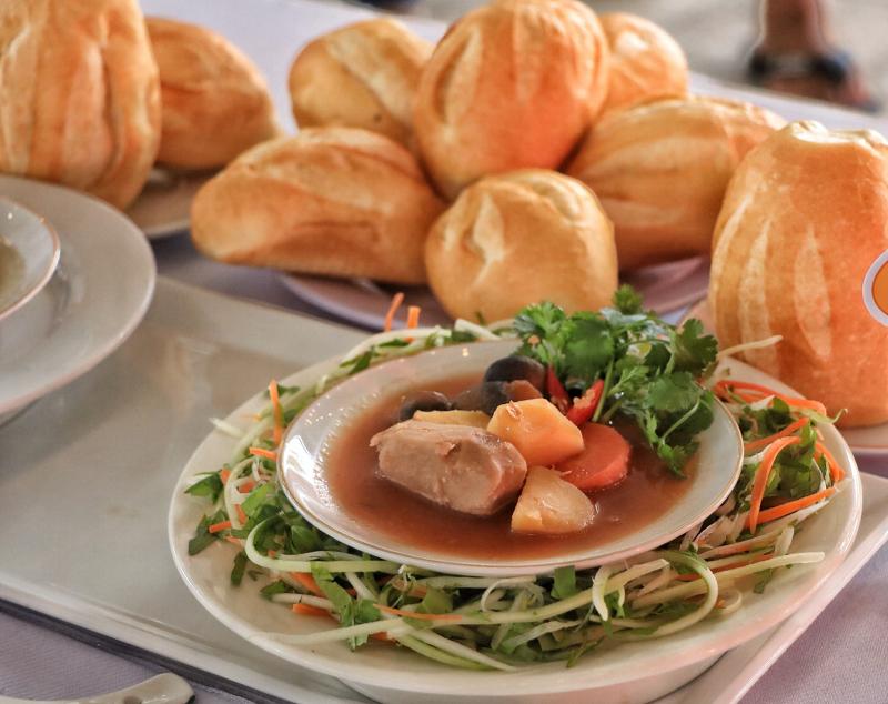 Ngày đầu lễ hội bánh mì ngay trung tâm TP.HCM: Giữa trưa, ùn ùn người đổ về  - Ảnh 12.