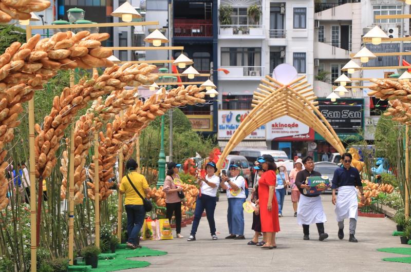 Ngày đầu lễ hội bánh mì ngay trung tâm TP.HCM: Giữa trưa, ùn ùn người đổ về  - Ảnh 10.