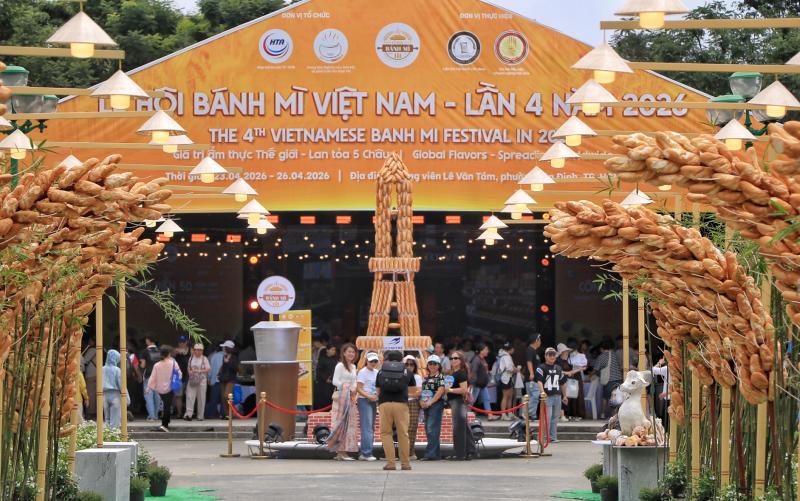 Ngày đầu lễ hội bánh mì ngay trung tâm TP.HCM: Giữa trưa, ùn ùn người đổ về  - Ảnh 9.