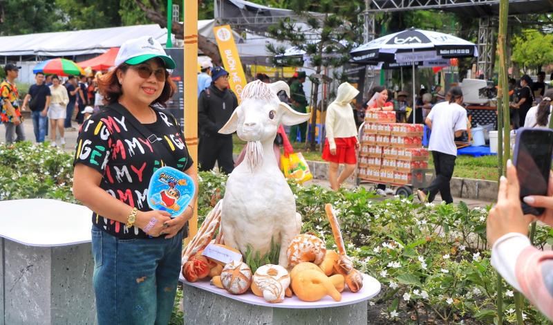 Ngày đầu lễ hội bánh mì ngay trung tâm TP.HCM: Giữa trưa, ùn ùn người đổ về  - Ảnh 8.
