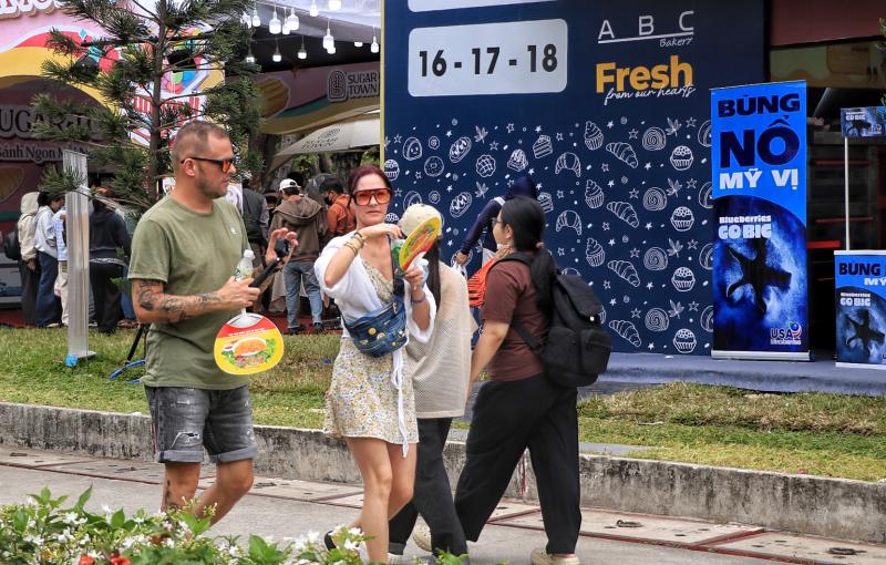 Ngày đầu lễ hội bánh mì ngay trung tâm TP.HCM: Giữa trưa, ùn ùn người đổ về  - Ảnh 7.