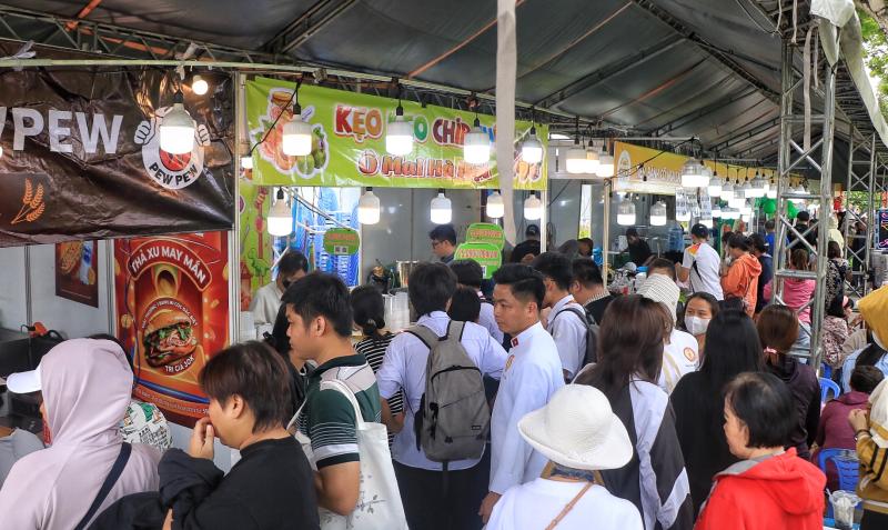 Ngày đầu lễ hội bánh mì ngay trung tâm TP.HCM: Giữa trưa, ùn ùn người đổ về  - Ảnh 3.