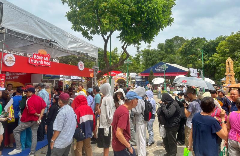 Ngày đầu lễ hội bánh mì ngay trung tâm TP.HCM: Giữa trưa, ùn ùn người đổ về  - Ảnh 4.