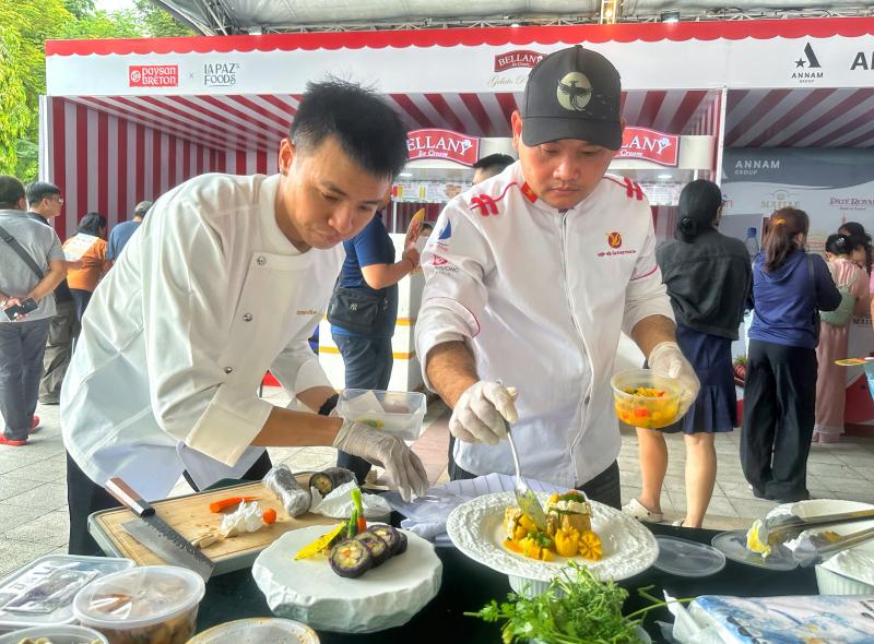 Ngày đầu lễ hội bánh mì ngay trung tâm TP.HCM: Giữa trưa, ùn ùn người đổ về  - Ảnh 11.