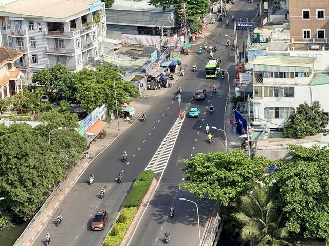 Vạch xương cá kênh hóa dòng xe là gì, đè lên bị phạt bao nhiêu? - Ảnh 1.