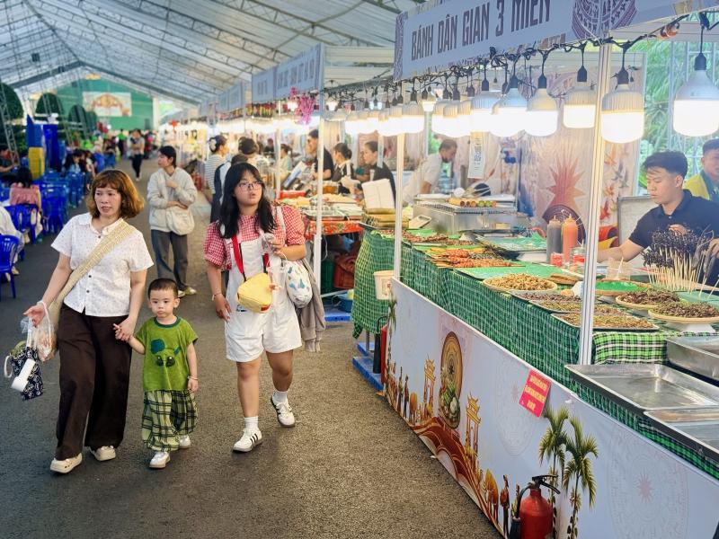Lễ hội hơn 100 gian hàng ẩm thực giá từ 10.000 đồng ngay trung tâm TP.HCM - Ảnh 1.
