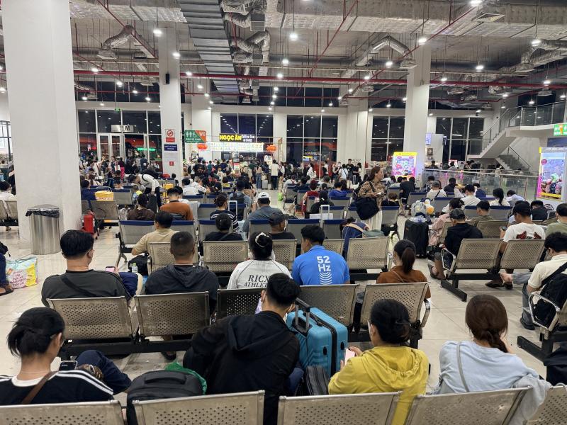 Nghỉ lễ 30.4 - 1.5: Bến xe Miền Đông mới đông đúc đến nửa đêm - Ảnh 4.