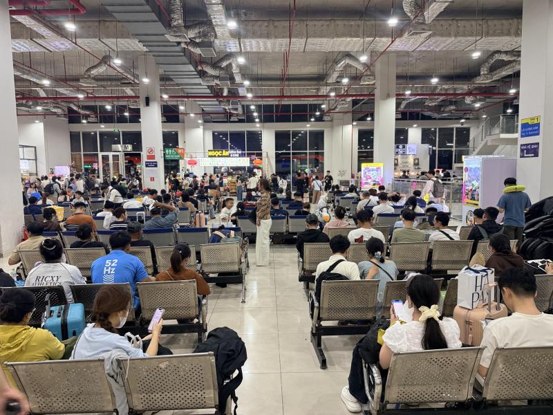 Nghỉ lễ 30.4 - 1.5: Bến xe Miền Đông mới đông đúc đến nửa đêm - Ảnh 1.