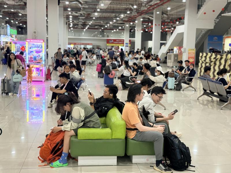 Nghỉ lễ 30.4 - 1.5: Bến xe Miền Đông mới đông đúc đến nửa đêm - Ảnh 3.