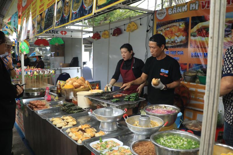Ngày đầu lễ hội bánh mì ngay trung tâm TP.HCM: Giữa trưa, ùn ùn người đổ về  - Ảnh 13.