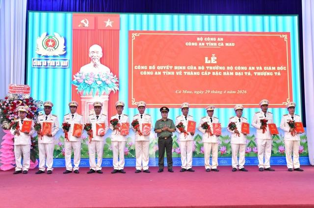  114 sĩ quan Công an Cà Mau được thăng cấp hàm   - Ảnh 2.
