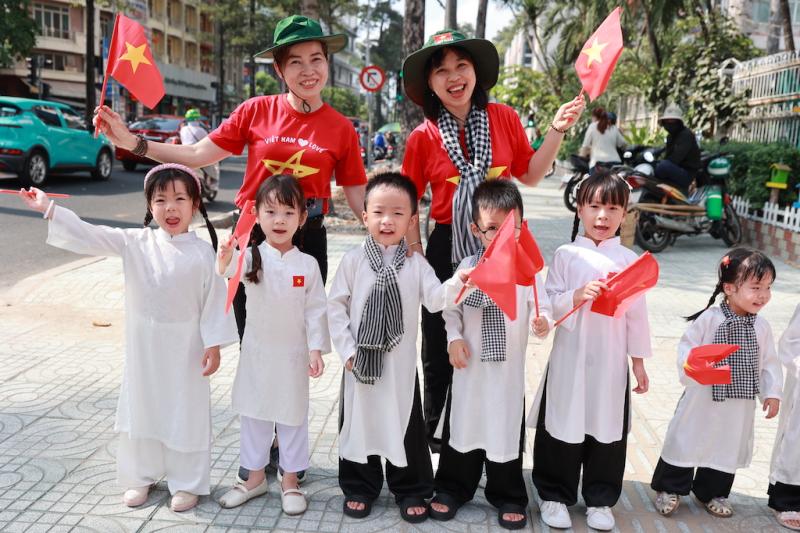 Rực rỡ cờ hoa mừng ngày 30.4, kỷ niệm 51 năm đất nước thống nhất- Ảnh 9.