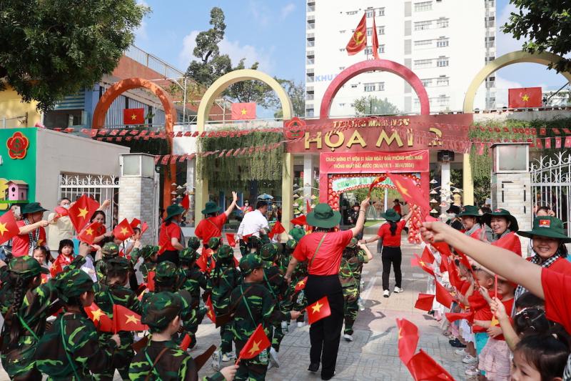 Rực rỡ cờ hoa mừng ngày 30.4, kỷ niệm 51 năm đất nước thống nhất- Ảnh 11.