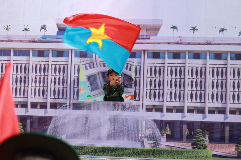 Rực rỡ cờ hoa mừng ngày 30.4, kỷ niệm 51 năm đất nước thống nhất- Ảnh 13.