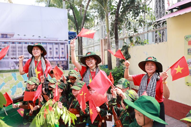 Rực rỡ cờ hoa mừng ngày 30.4, kỷ niệm 51 năm đất nước thống nhất- Ảnh 1.