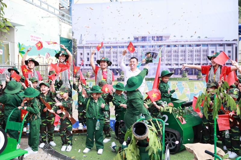 Rực rỡ cờ hoa mừng ngày 30.4, kỷ niệm 51 năm đất nước thống nhất- Ảnh 15.