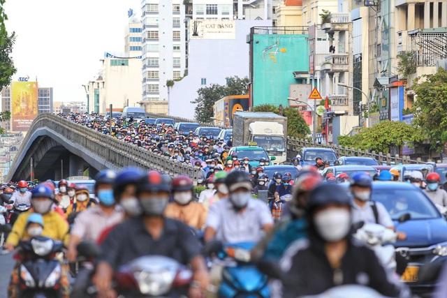 Đề xuất làm đường trên cao từ ngã tư An Sương nối  thẳng Tân Sơn Nhất- Ảnh 1.