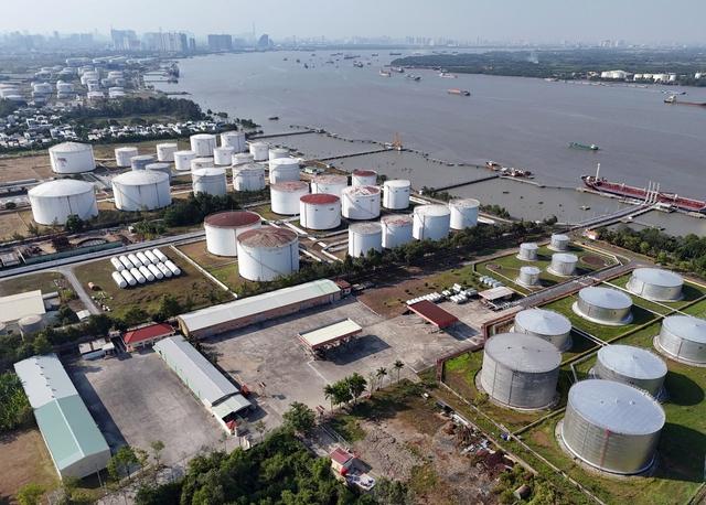 Xử phạt 3 doanh nghiệp đầu mối xăng dầu, 5 doanh nghiệp khác đang vào 'tầm ngắm'- Ảnh 1.