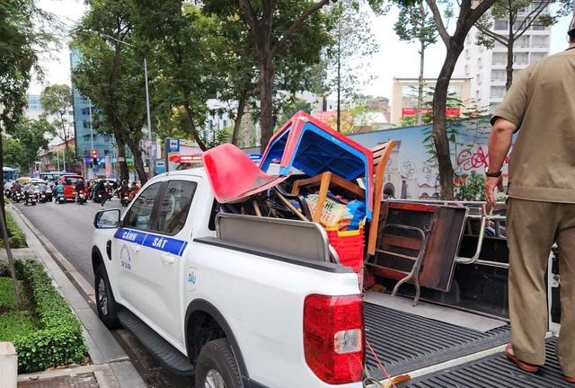 Xe bánh mì, tủ nước mía bị tạm giữ vì lấn chiếm vỉa hè trung tâm TP.HCM - Ảnh 4.