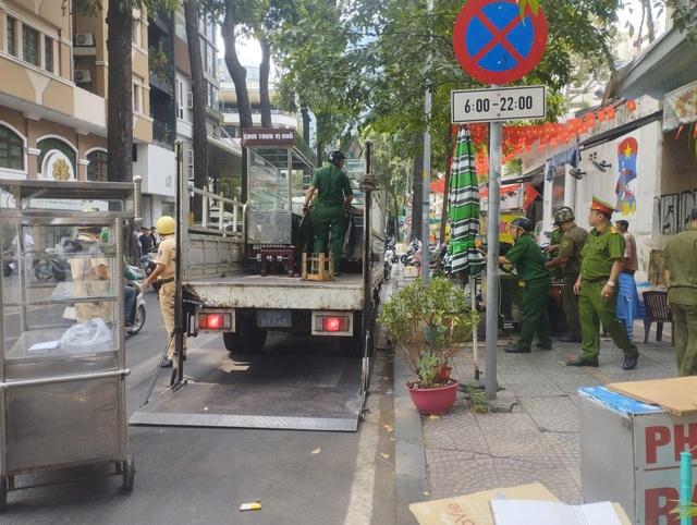 Xe bánh mì, tủ nước mía bị tạm giữ vì lấn chiếm vỉa hè trung tâm TP.HCM - Ảnh 3.