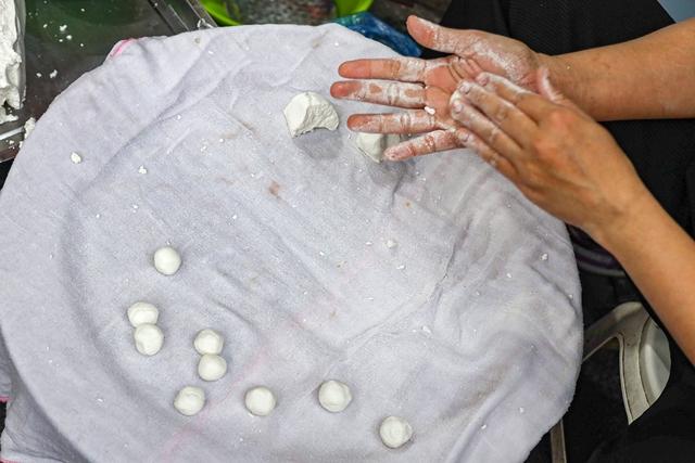 Khi đặt những viên bánh lên bàn thờ trong ngày Tết Hàn thực, người Việt không chỉ dâng một món ăn, mà còn gửi vào đó những ước vọng đời thường - Ảnh 2.