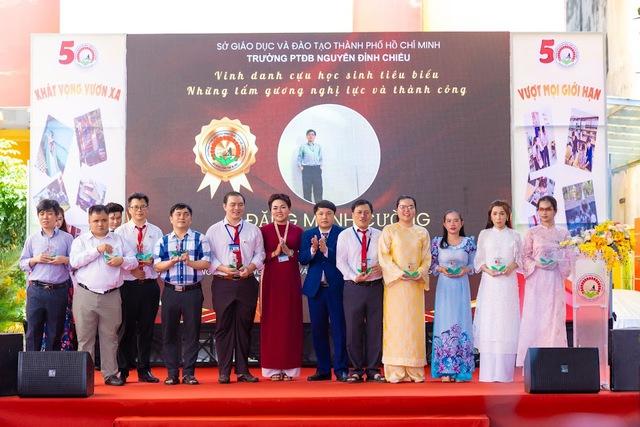 Khát vọng 100 năm trường Mù Sài Gòn, 50 năm trường PTĐB Nguyễn Đình Chiểu - Ảnh 2.