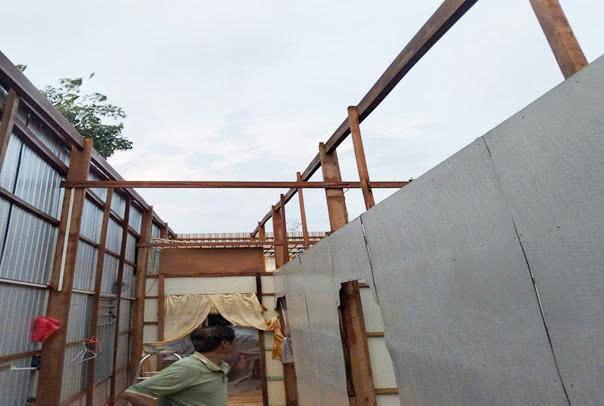 Dông lốc bất ngờ gây thiệt hại nặng nề ở Đồng Tháp- Ảnh 1.